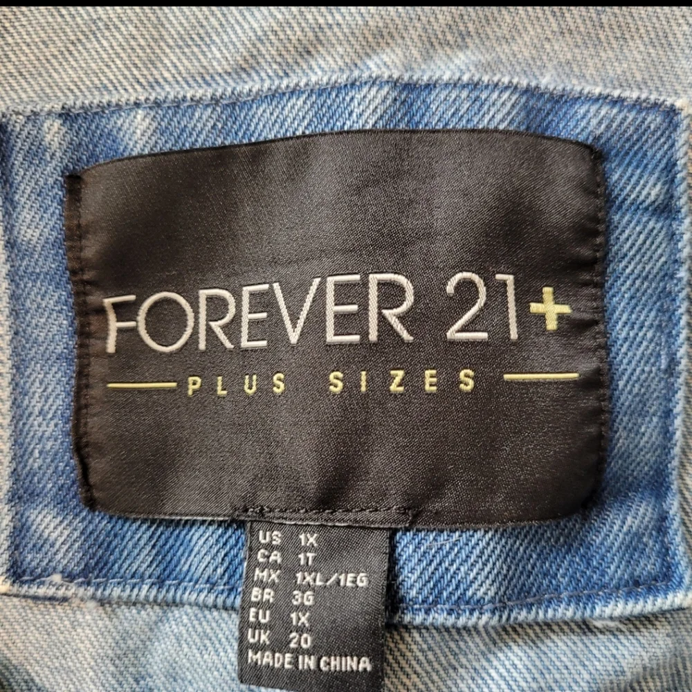 Forever 21 Women SZ 1X Distressed Denim Jacket Boho, festival, casual, pockets - Picture 2 of 6